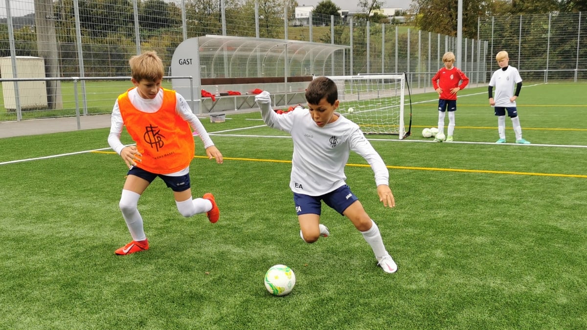 https://20348292.fs1.hubspotusercontent-na1.net/hub/20348292/hubfs/Kids%20fussball_2.jpg?length=1200&name=Kids+fussball_2.jpg&width=1200